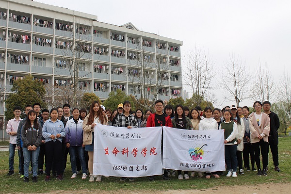 1522592984133480.jpg 班级与指魔合照.jpg